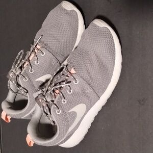 Womens Nike Roshe Run Sneakers Sz 7 Running Shoes Gray Gently loved